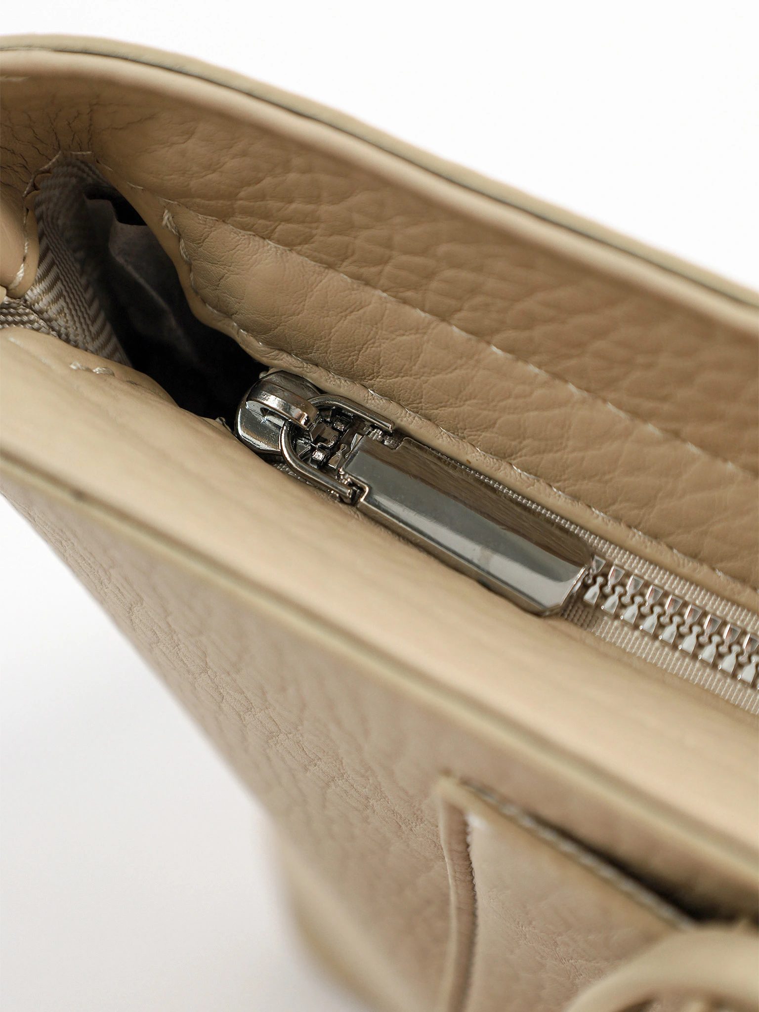 Сумка-тоут с декоративным брелком в ассортименте